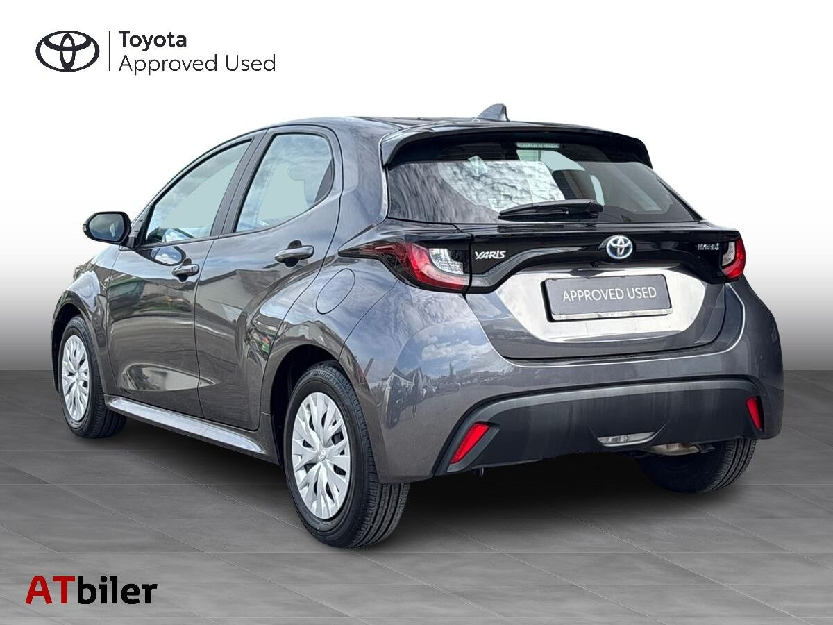 Grå Toyota Yaris fra 2022