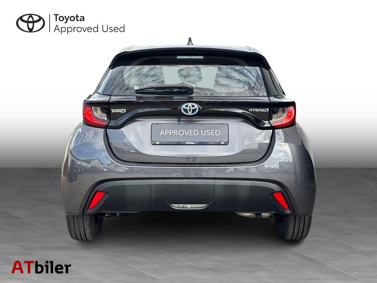 Grå Toyota Yaris fra 2022