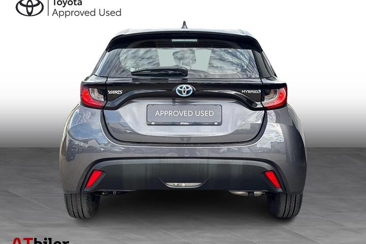 Grå Toyota Yaris fra 2022