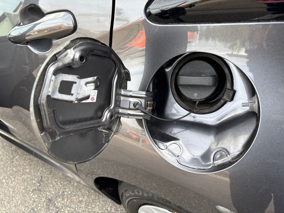 Grå Toyota Yaris fra 2022