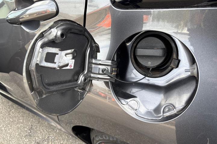 Grå Toyota Yaris fra 2022