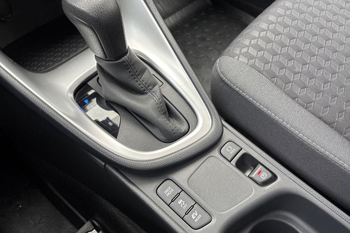 Grå Toyota Yaris fra 2022