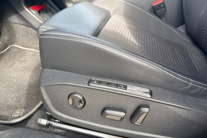 Sort Ford Explorer fra 2025
