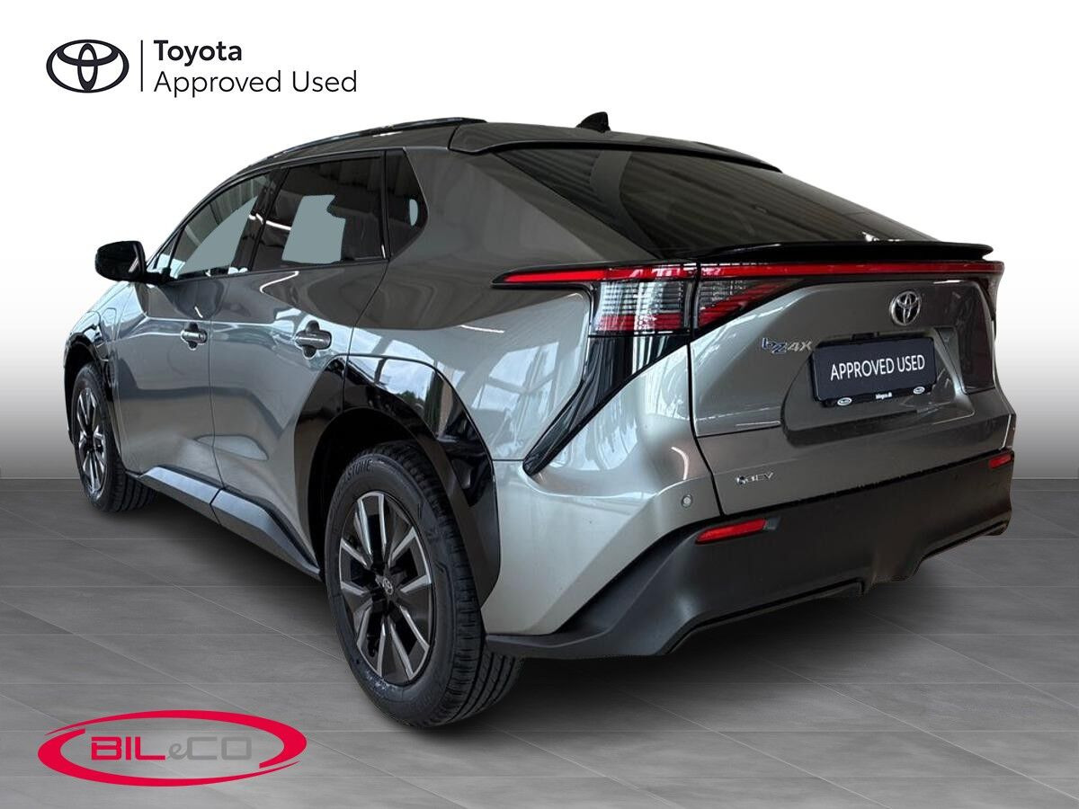 Grå Toyota BZ4X fra 2026