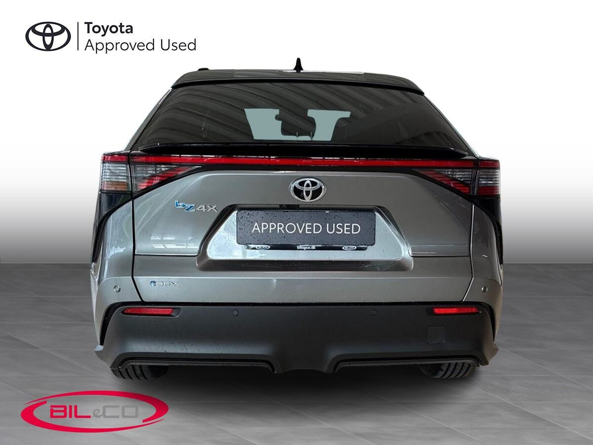 Grå Toyota BZ4X fra 2026