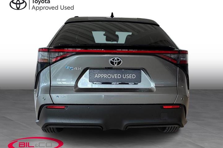 Grå Toyota BZ4X fra 2026