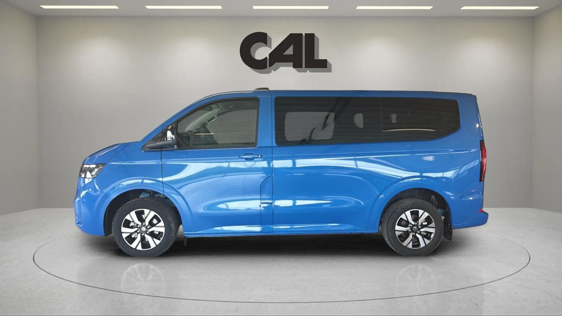 Blå VW e-Caravelle fra 2025