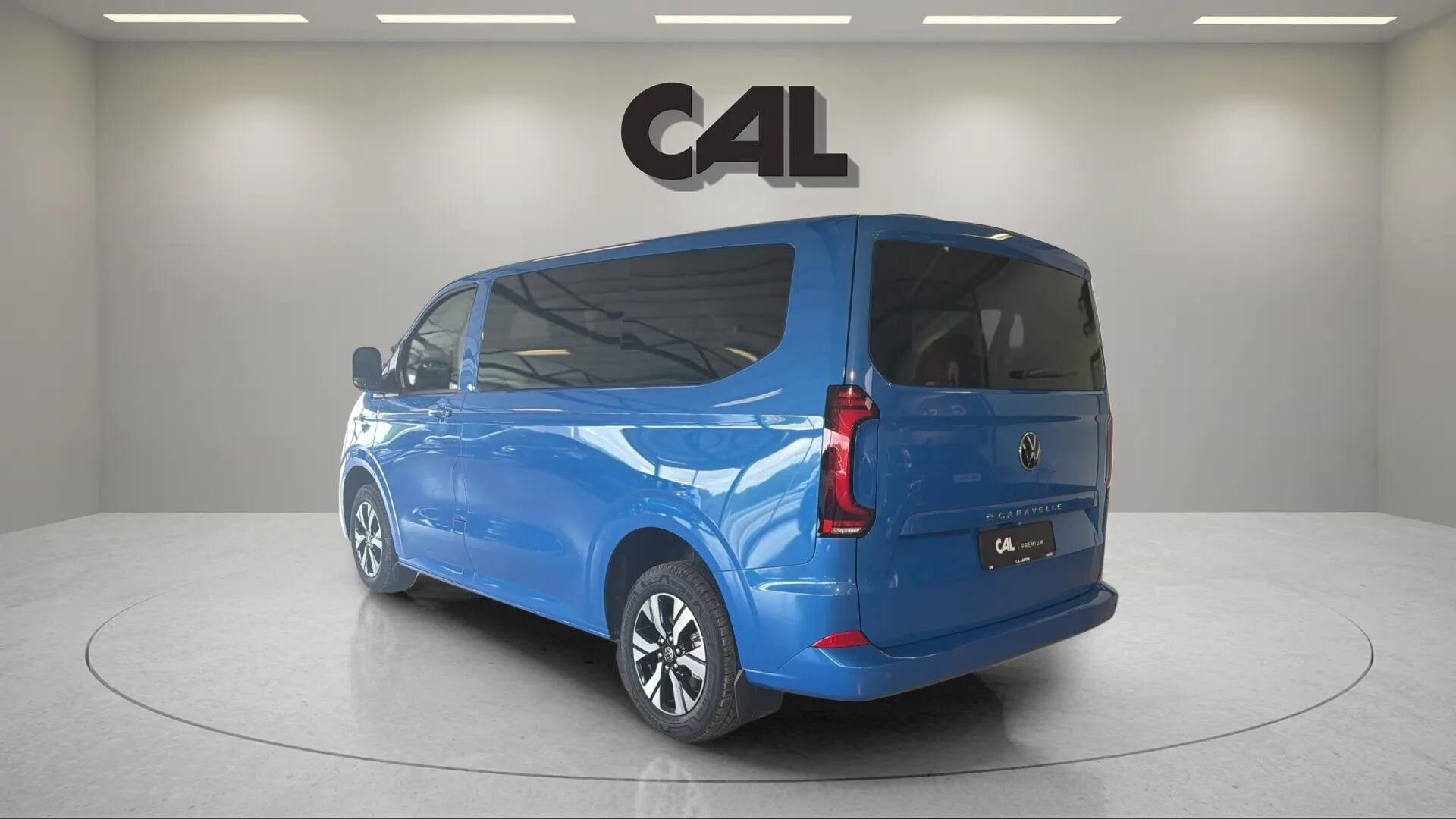 Blå VW e-Caravelle fra 2025