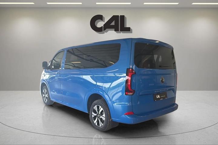 Blå VW e-Caravelle fra 2025