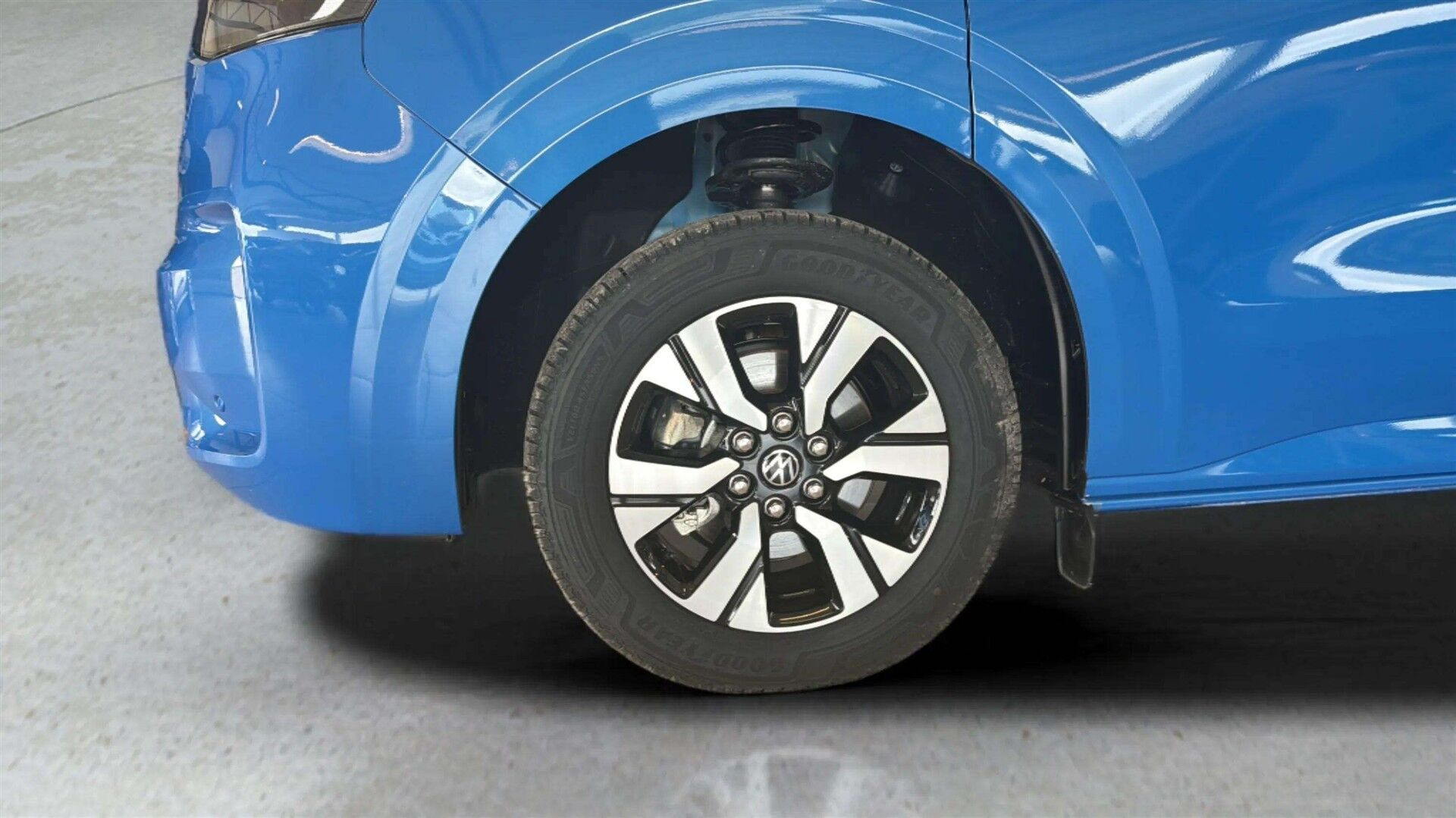Blå VW e-Caravelle fra 2025