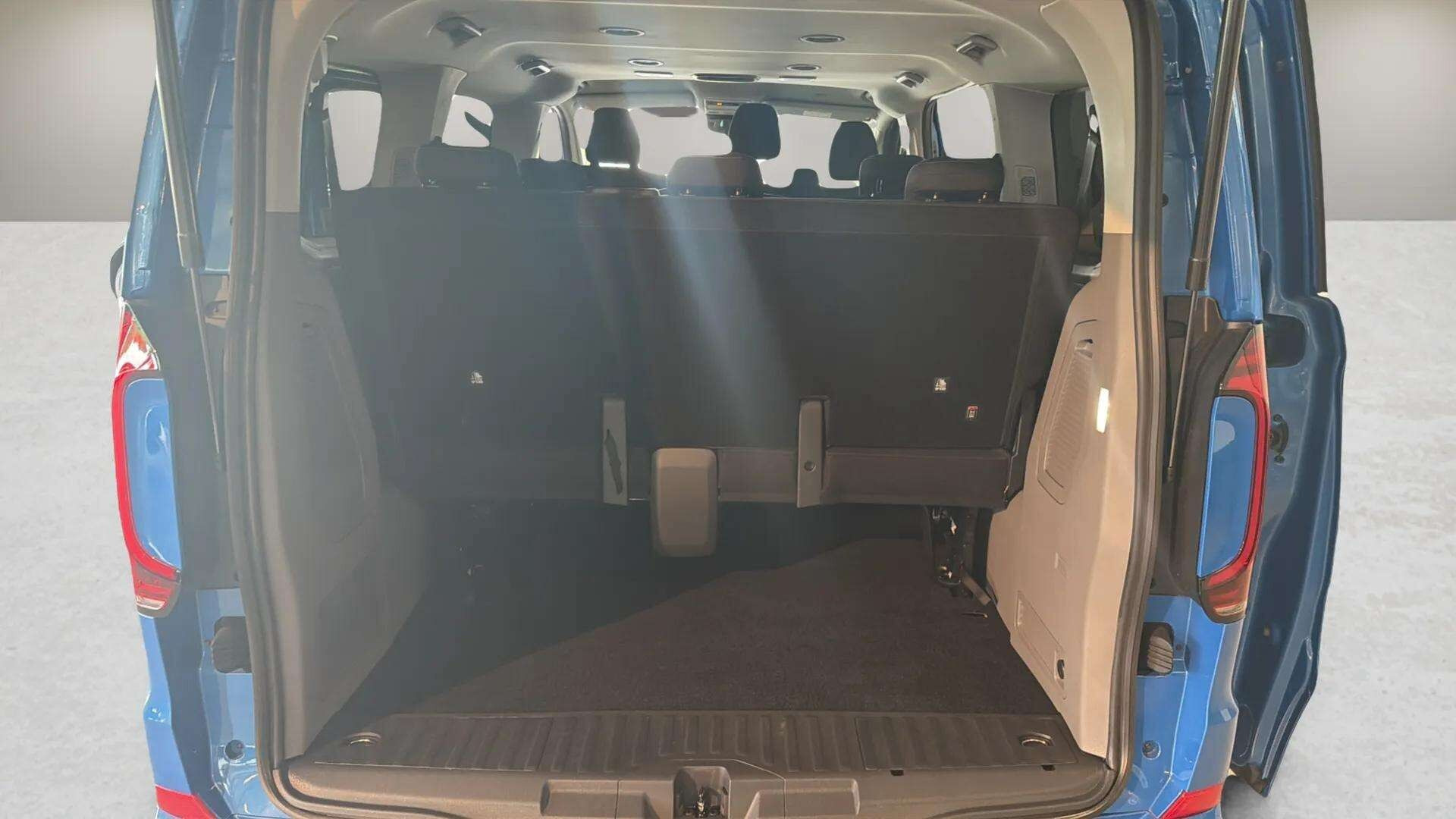 Blå VW e-Caravelle fra 2025
