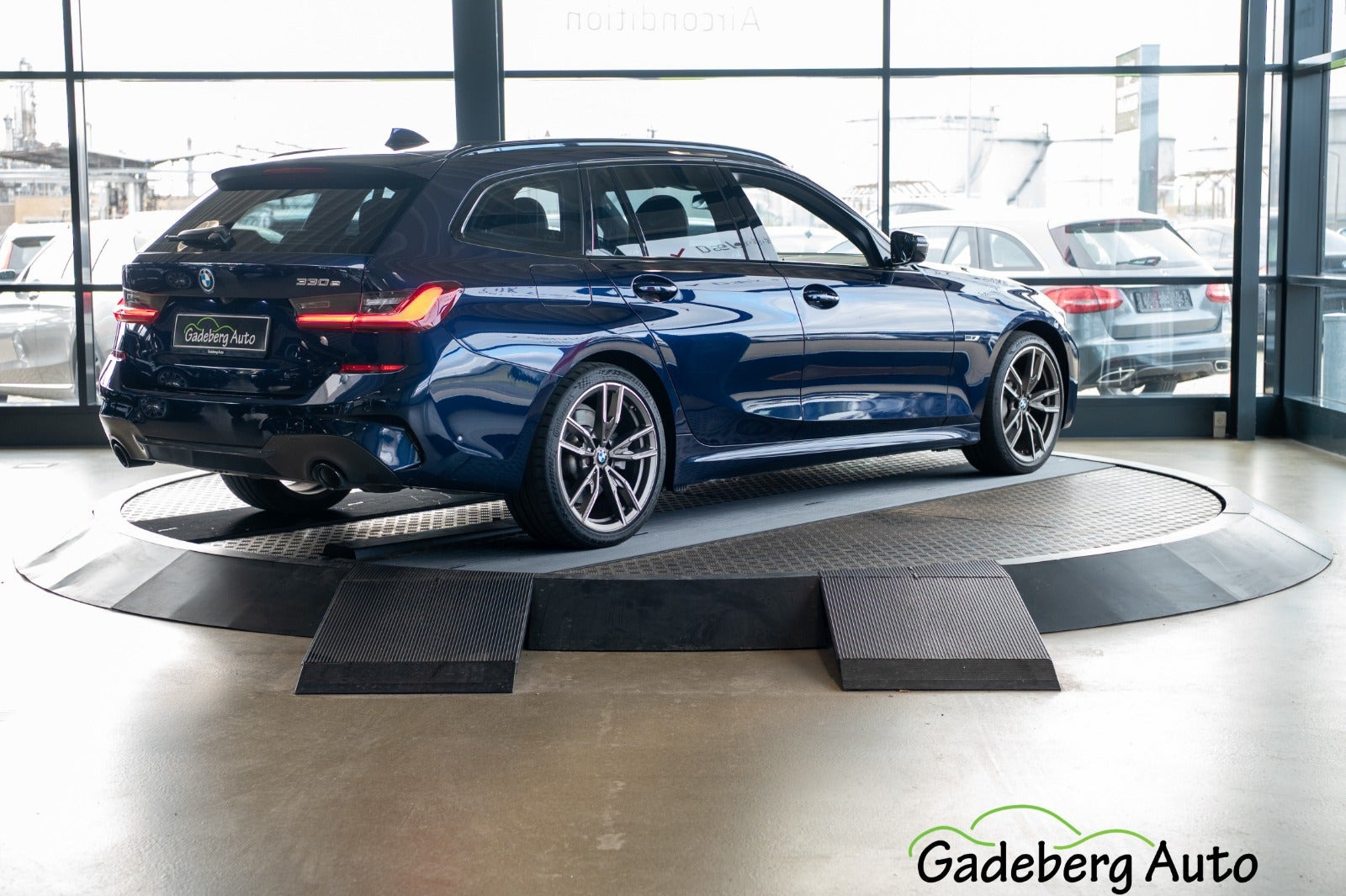 Blå BMW 330e fra 2022