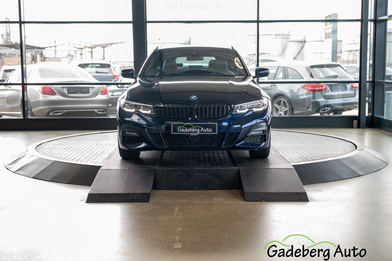 Blå BMW 330e fra 2022