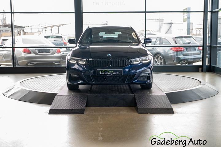 Blå BMW 330e fra 2022