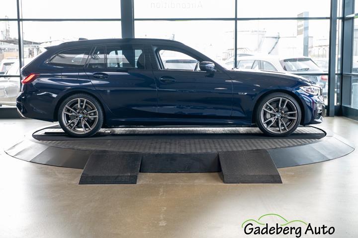 Blå BMW 330e fra 2022