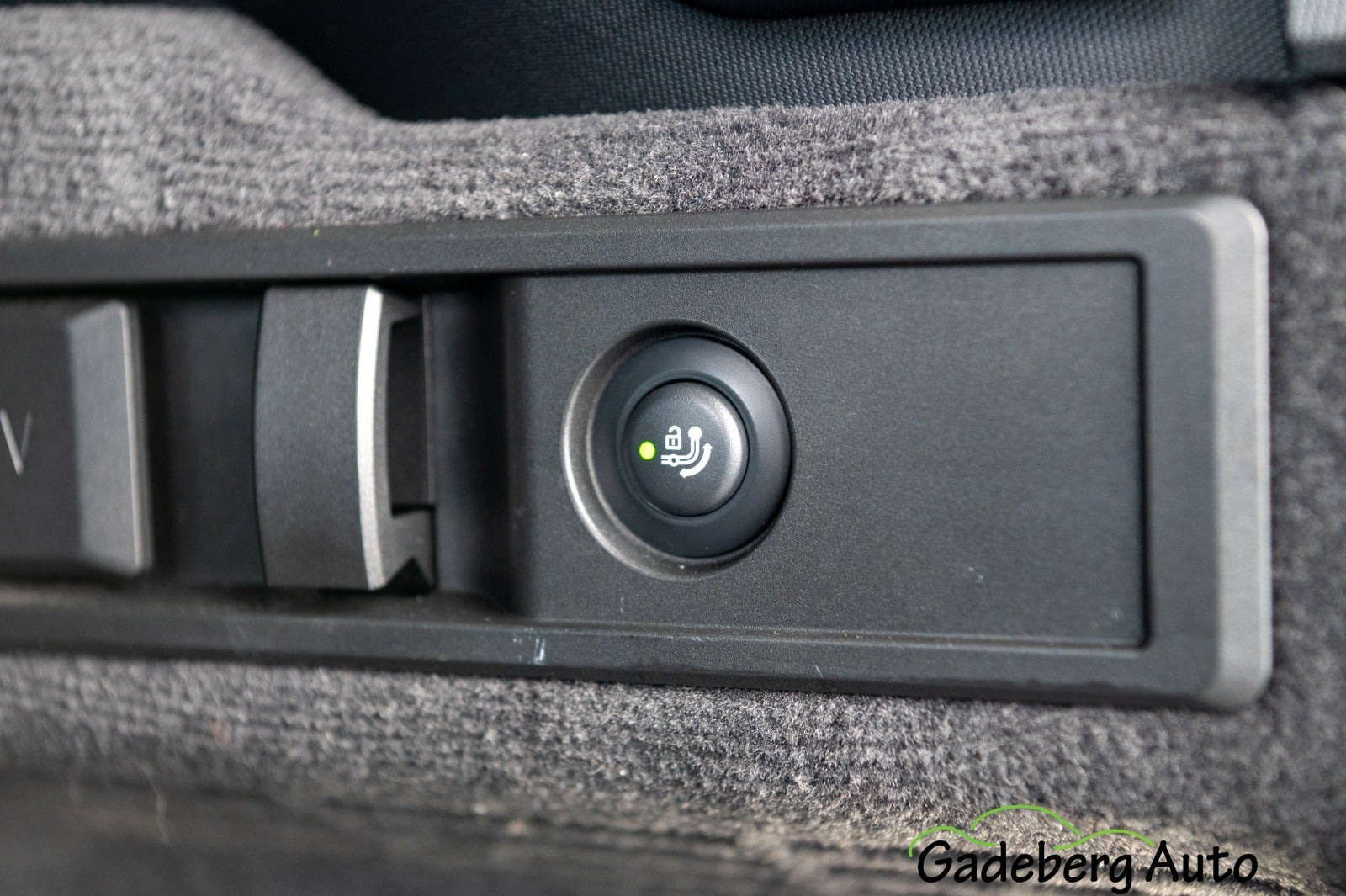 Blå BMW 330e fra 2022