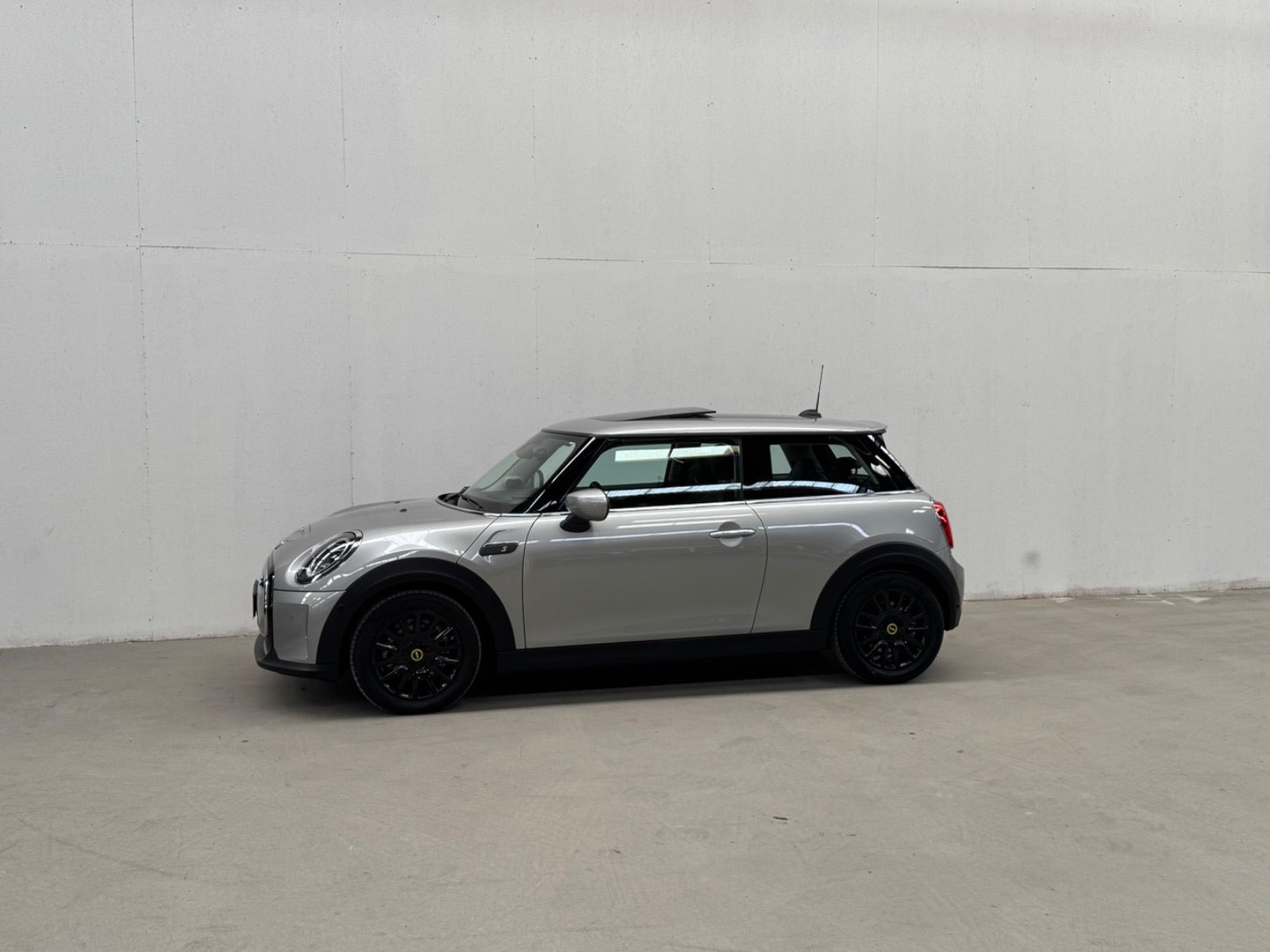 Sølv Mini Cooper SE fra 2023