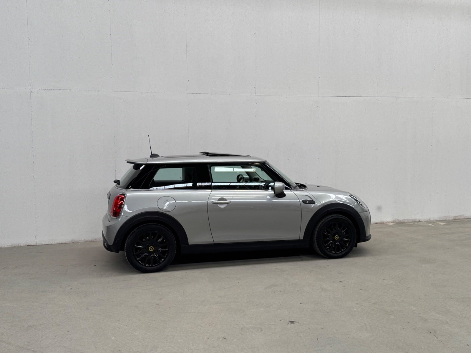 Sølv Mini Cooper SE fra 2023