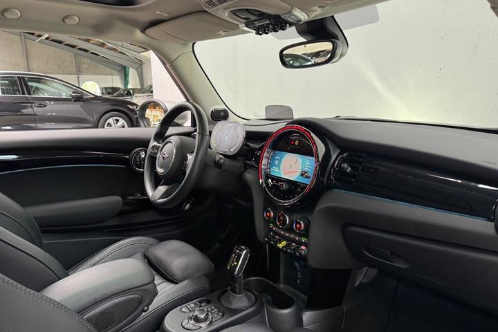 Sølv Mini Cooper SE fra 2023