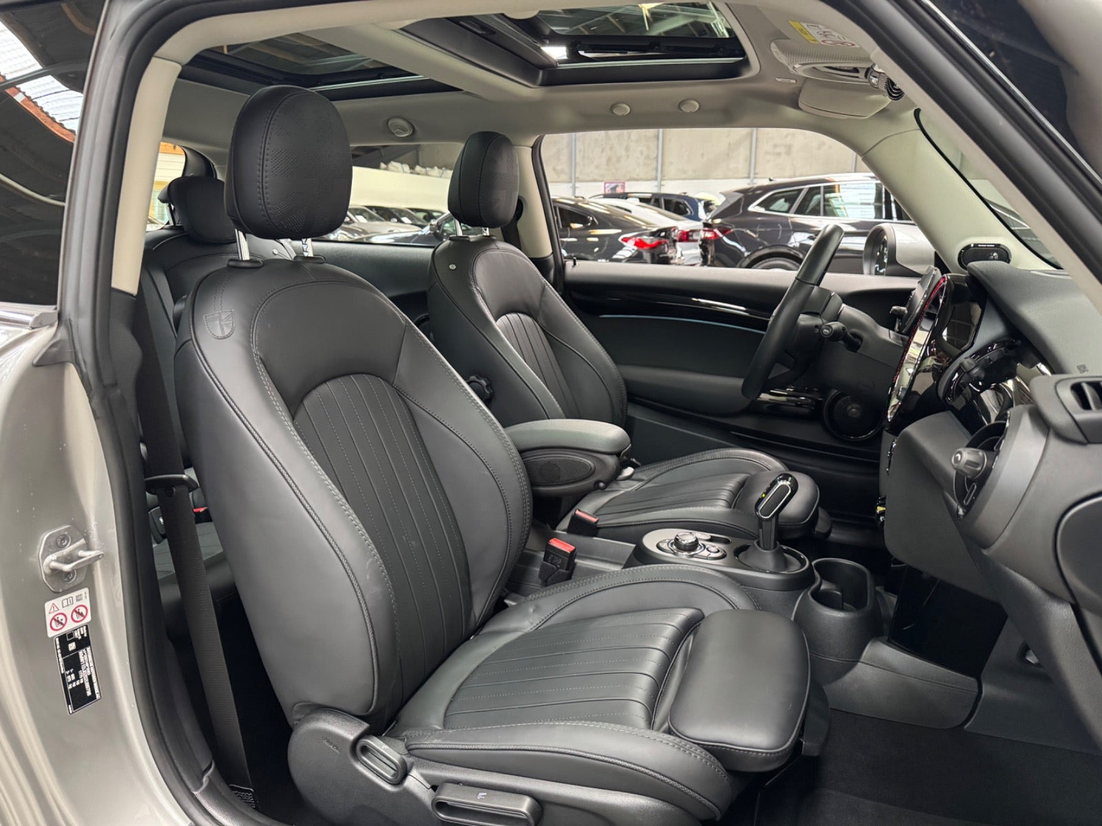 Sølv Mini Cooper SE fra 2023