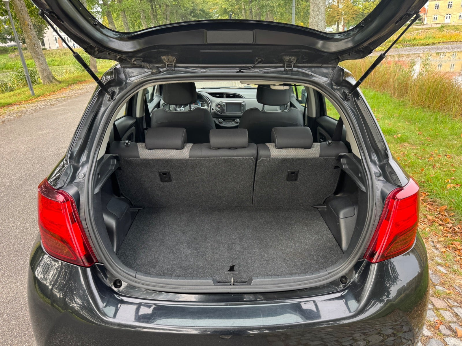 Sort Toyota Yaris fra 2015