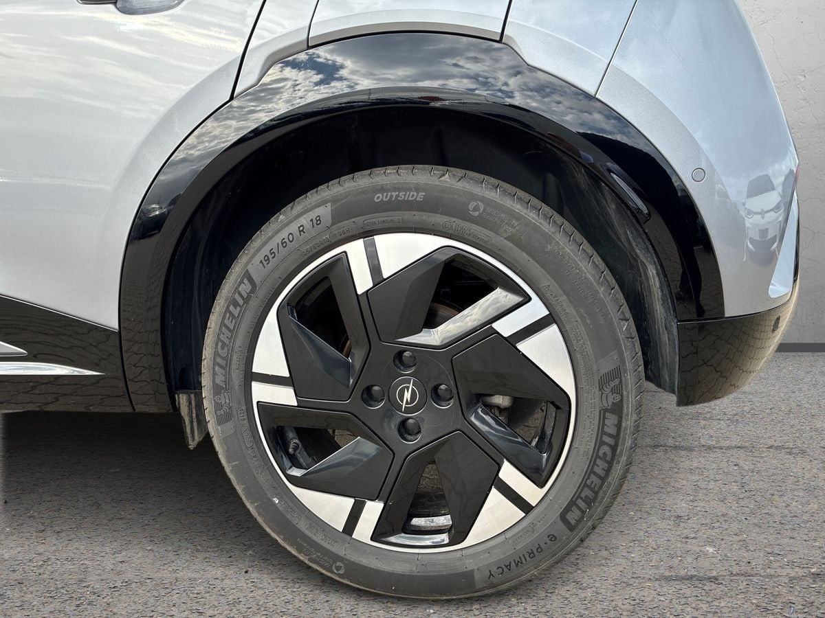 Grå Opel Mokka-e fra 2025