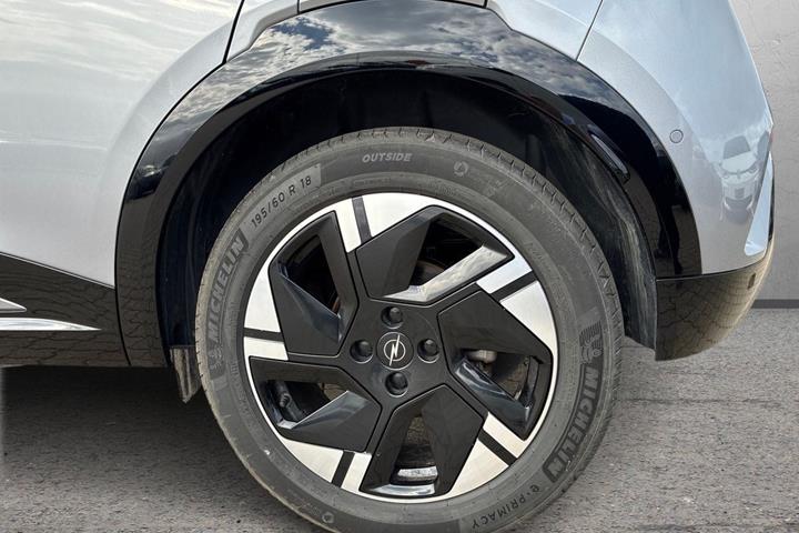 Grå Opel Mokka-e fra 2025