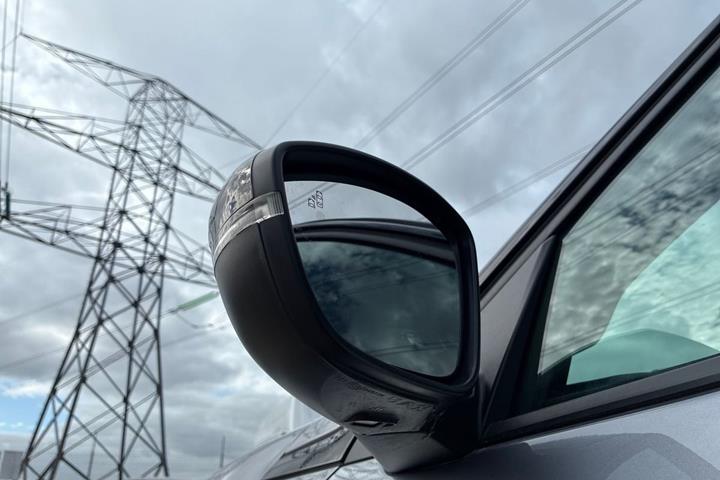 Grå Opel Mokka-e fra 2025