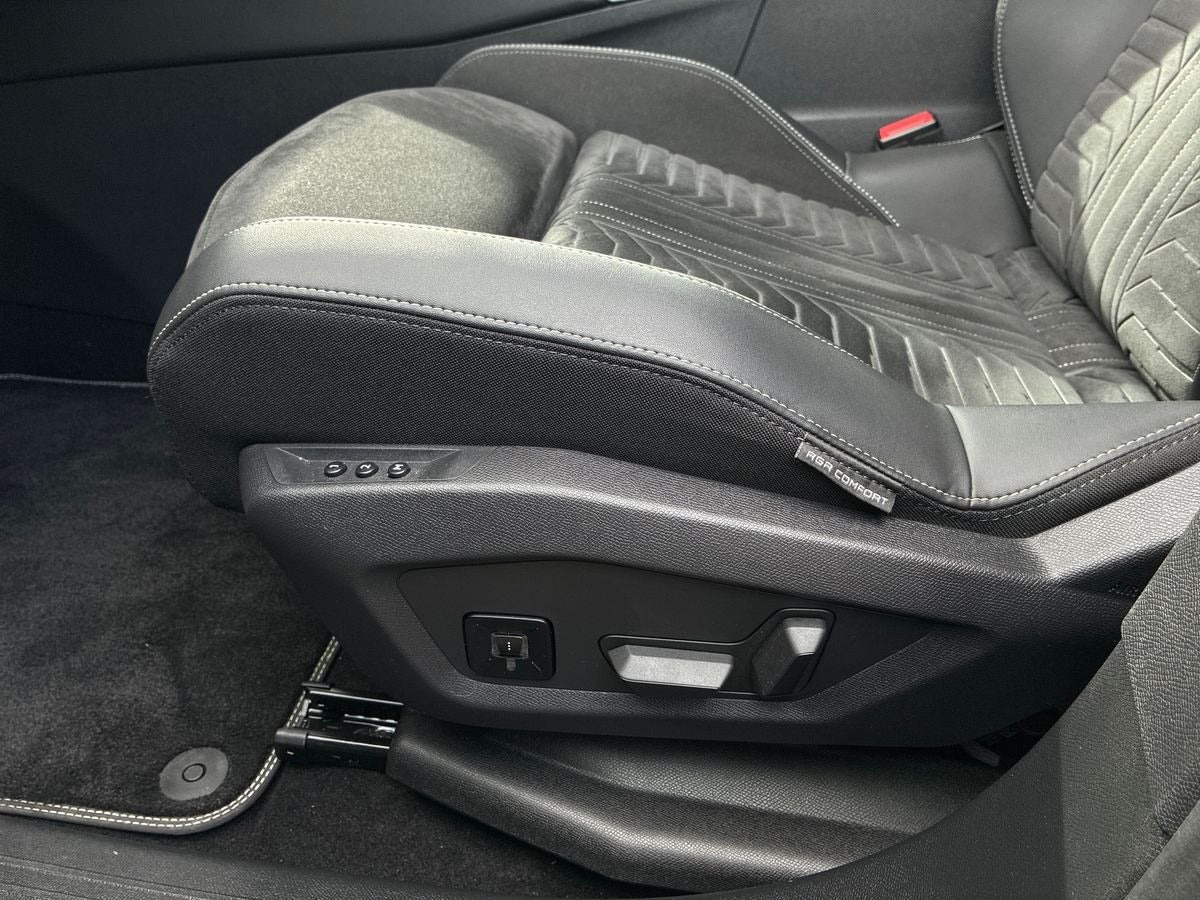 Blå Peugeot e-3008 fra 2025