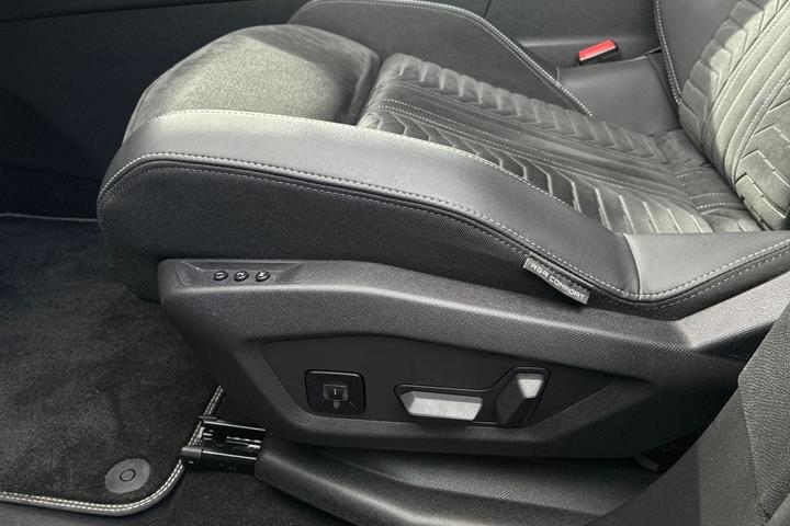 Blå Peugeot e-3008 fra 2025