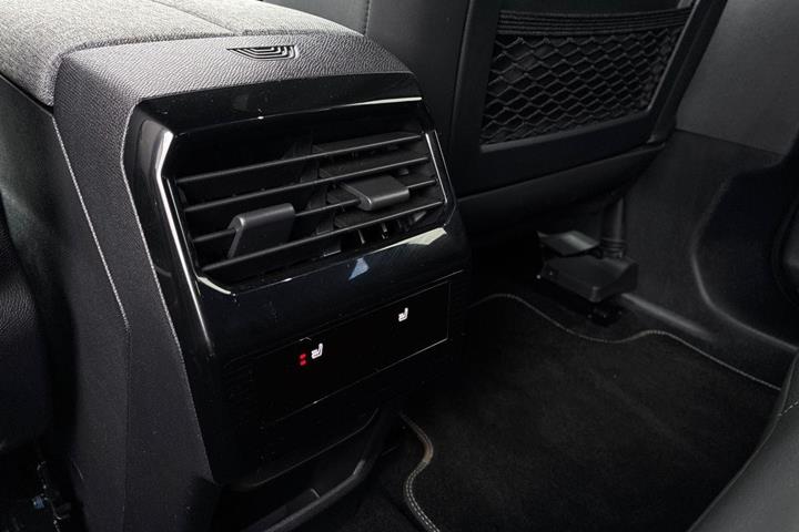 Blå Peugeot e-3008 fra 2025