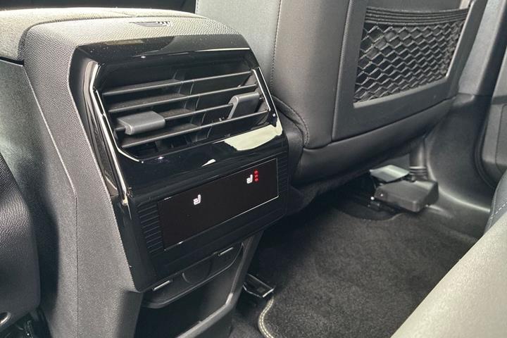 Grå Peugeot e-3008 fra 2025