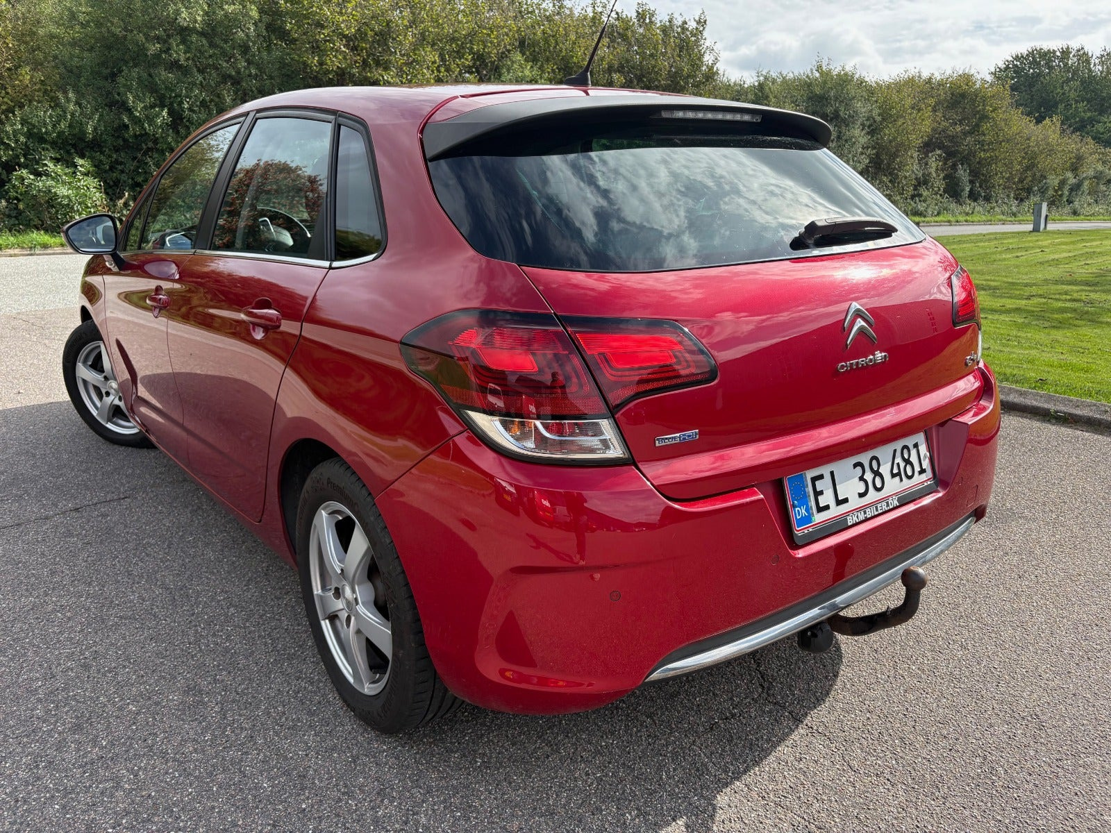 Rød Citroën C4 fra 2016