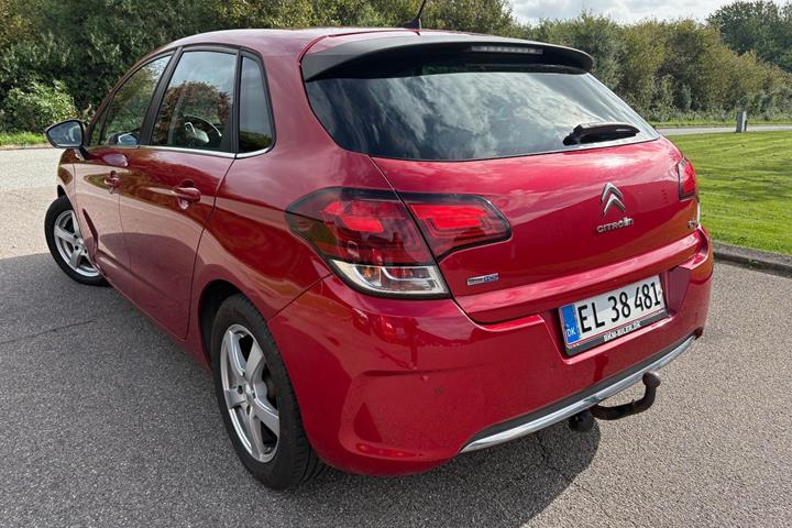 Rød Citroën C4 fra 2016
