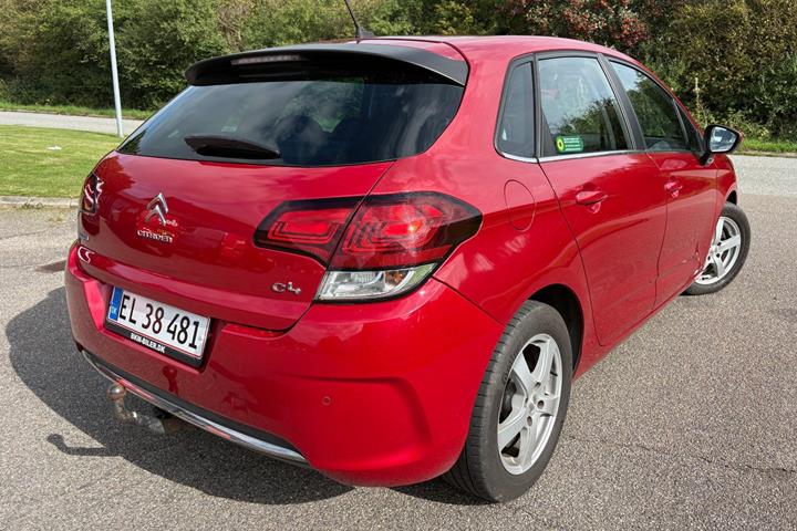 Rød Citroën C4 fra 2016