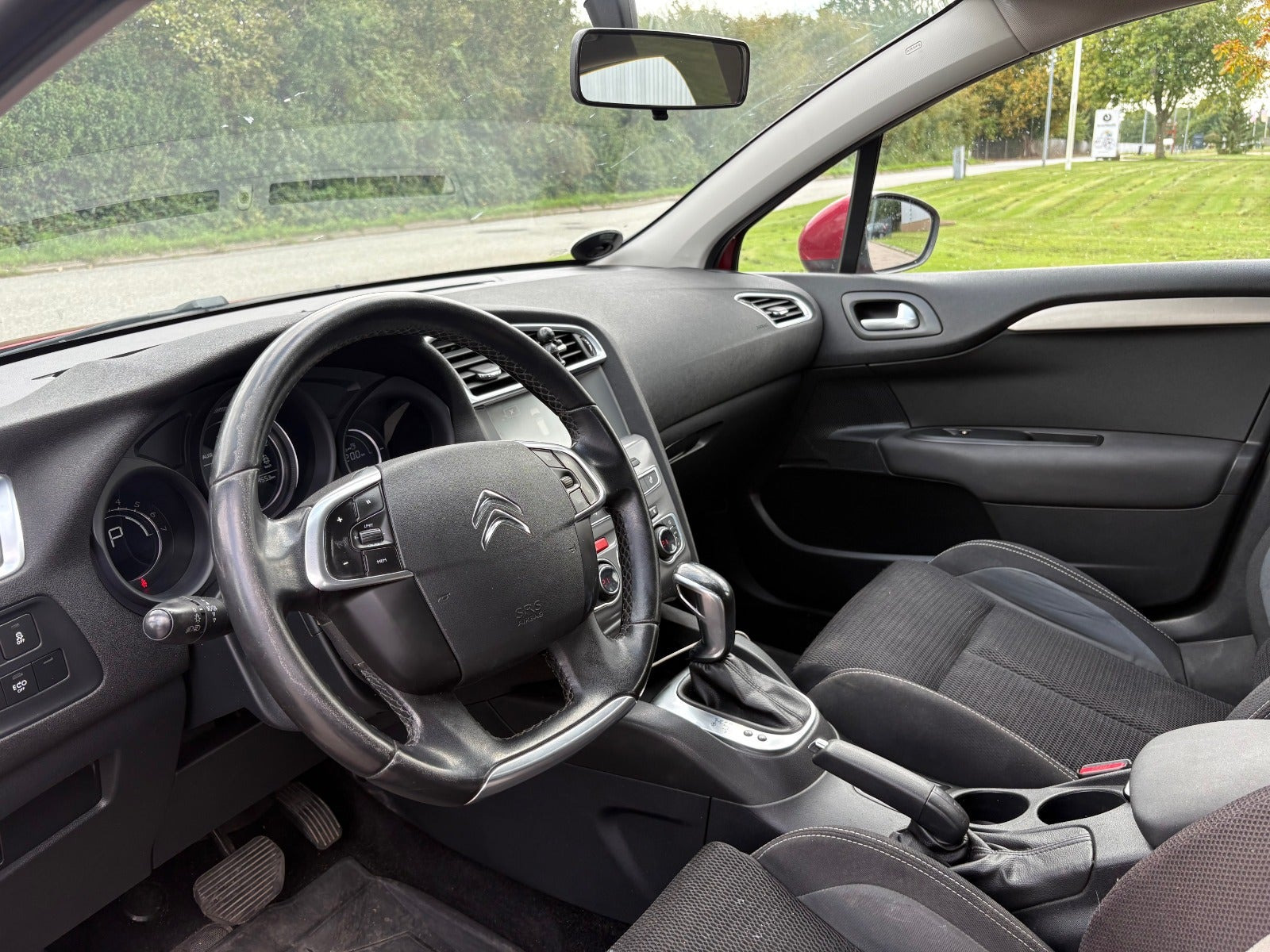 Rød Citroën C4 fra 2016