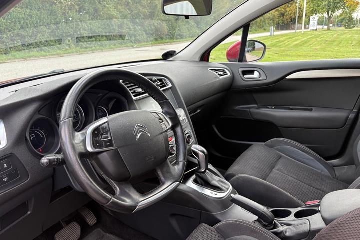 Rød Citroën C4 fra 2016