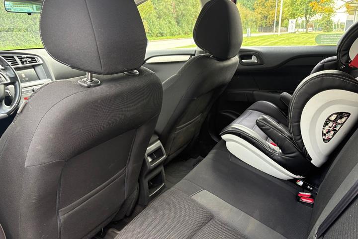 Rød Citroën C4 fra 2016