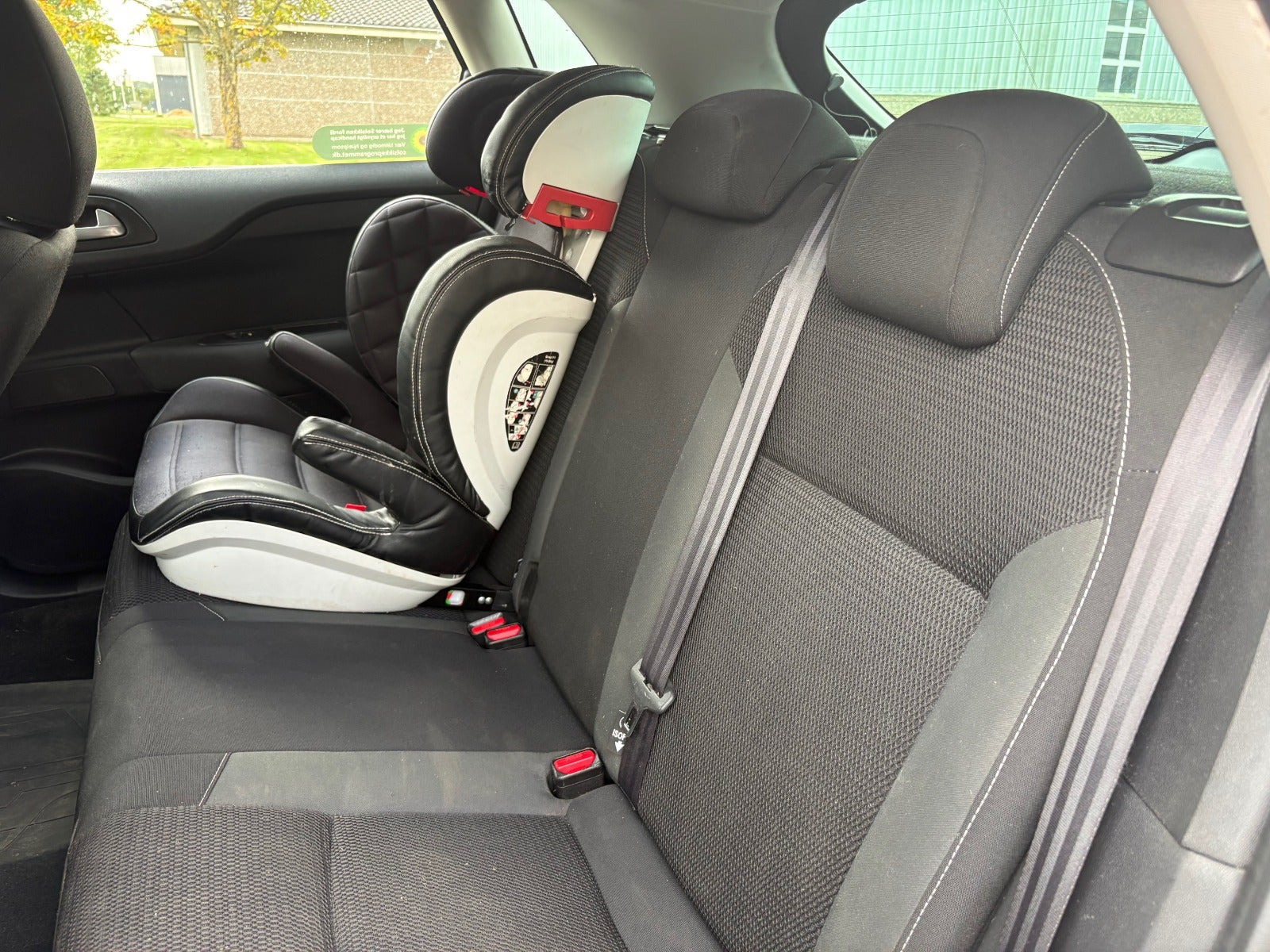 Rød Citroën C4 fra 2016