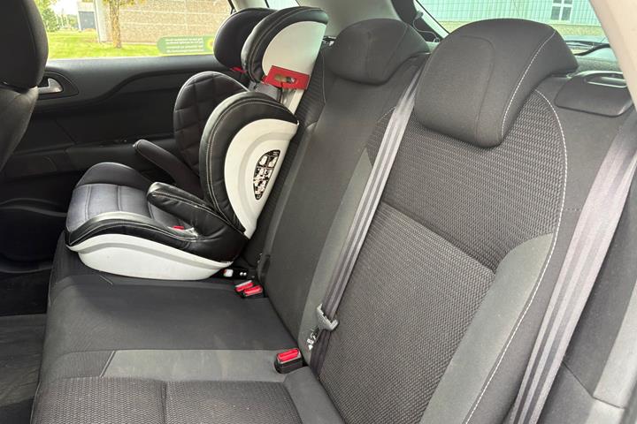 Rød Citroën C4 fra 2016