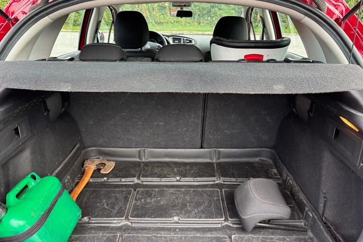 Rød Citroën C4 fra 2016