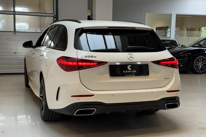 Hvid Mercedes C300 e fra 2024
