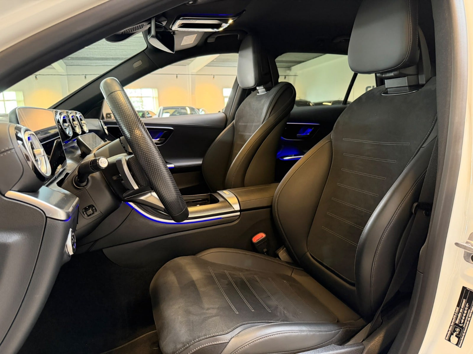 Hvid Mercedes C300 e fra 2024