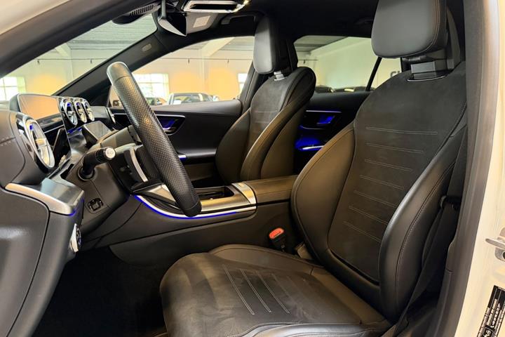 Hvid Mercedes C300 e fra 2024