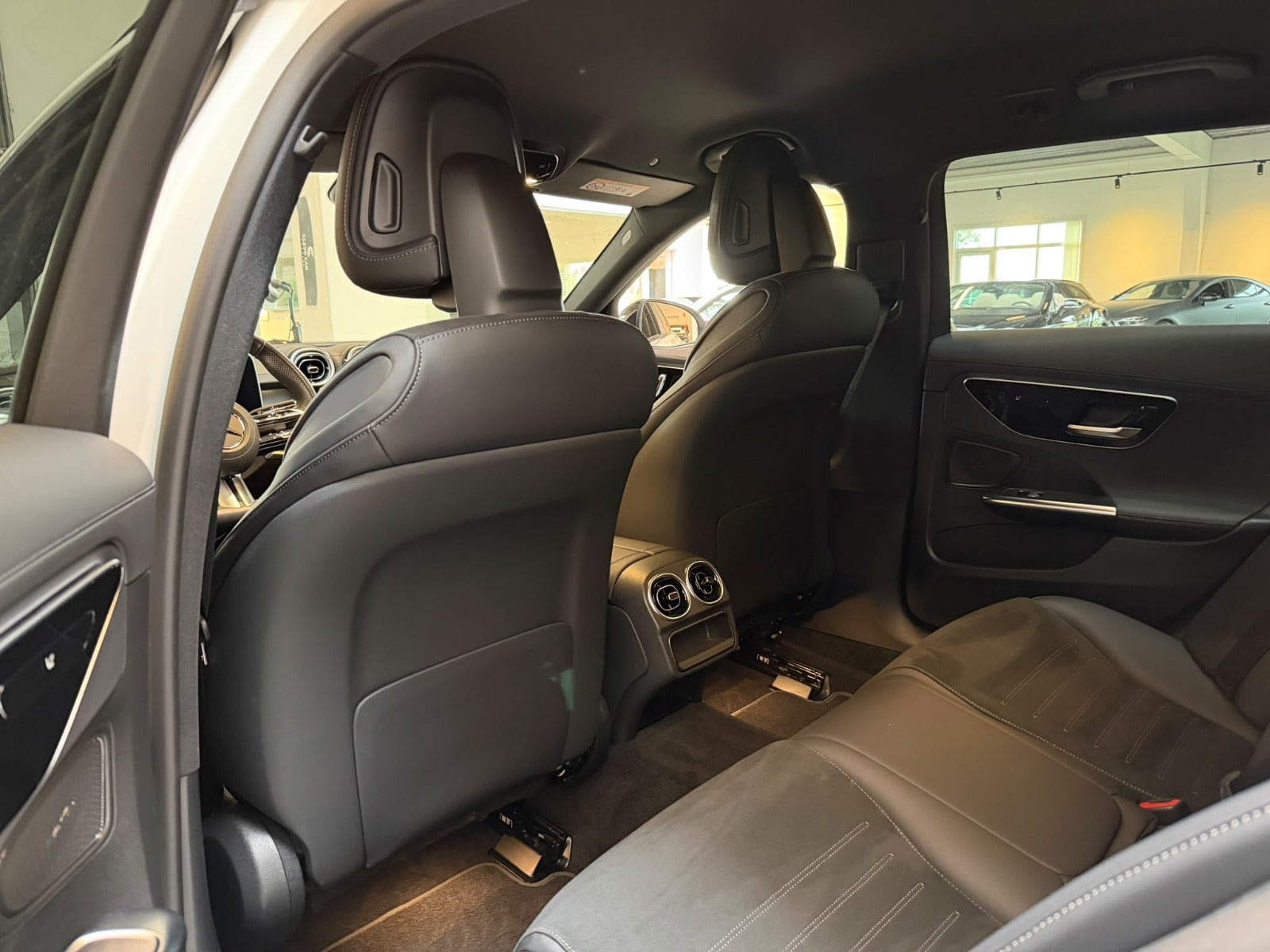Hvid Mercedes C300 e fra 2024