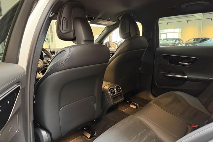 Hvid Mercedes C300 e fra 2024
