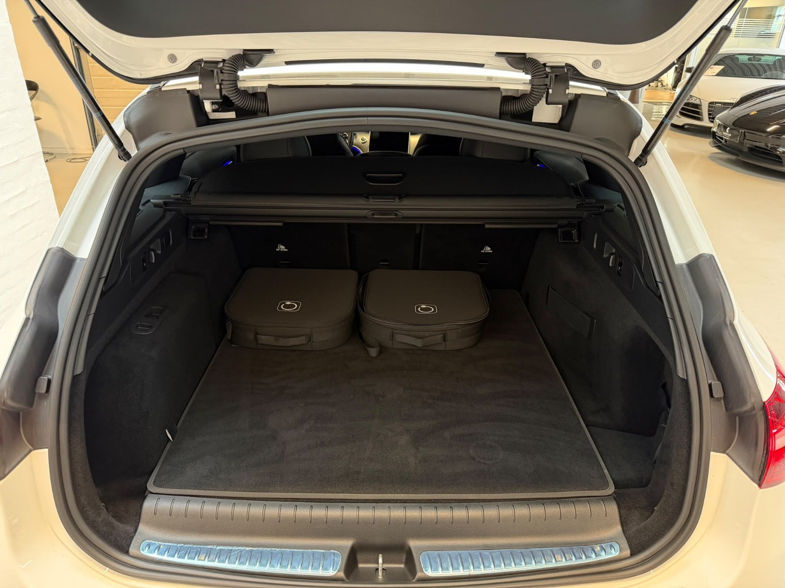 Hvid Mercedes C300 e fra 2024