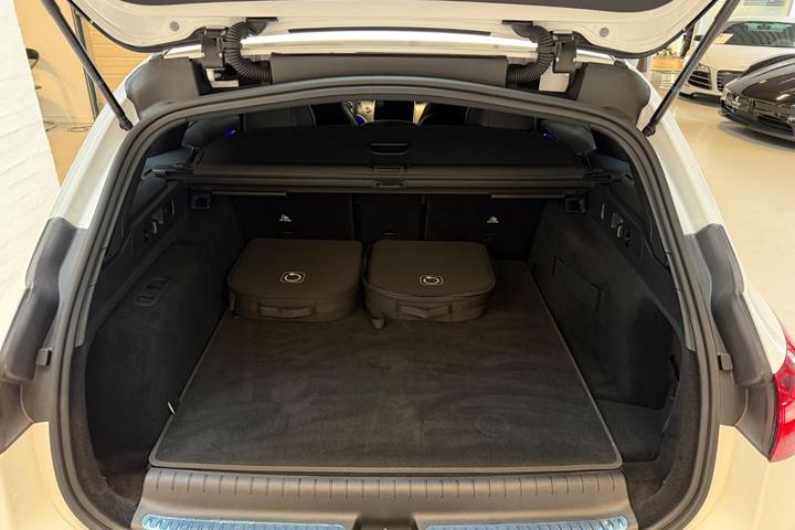 Hvid Mercedes C300 e fra 2024