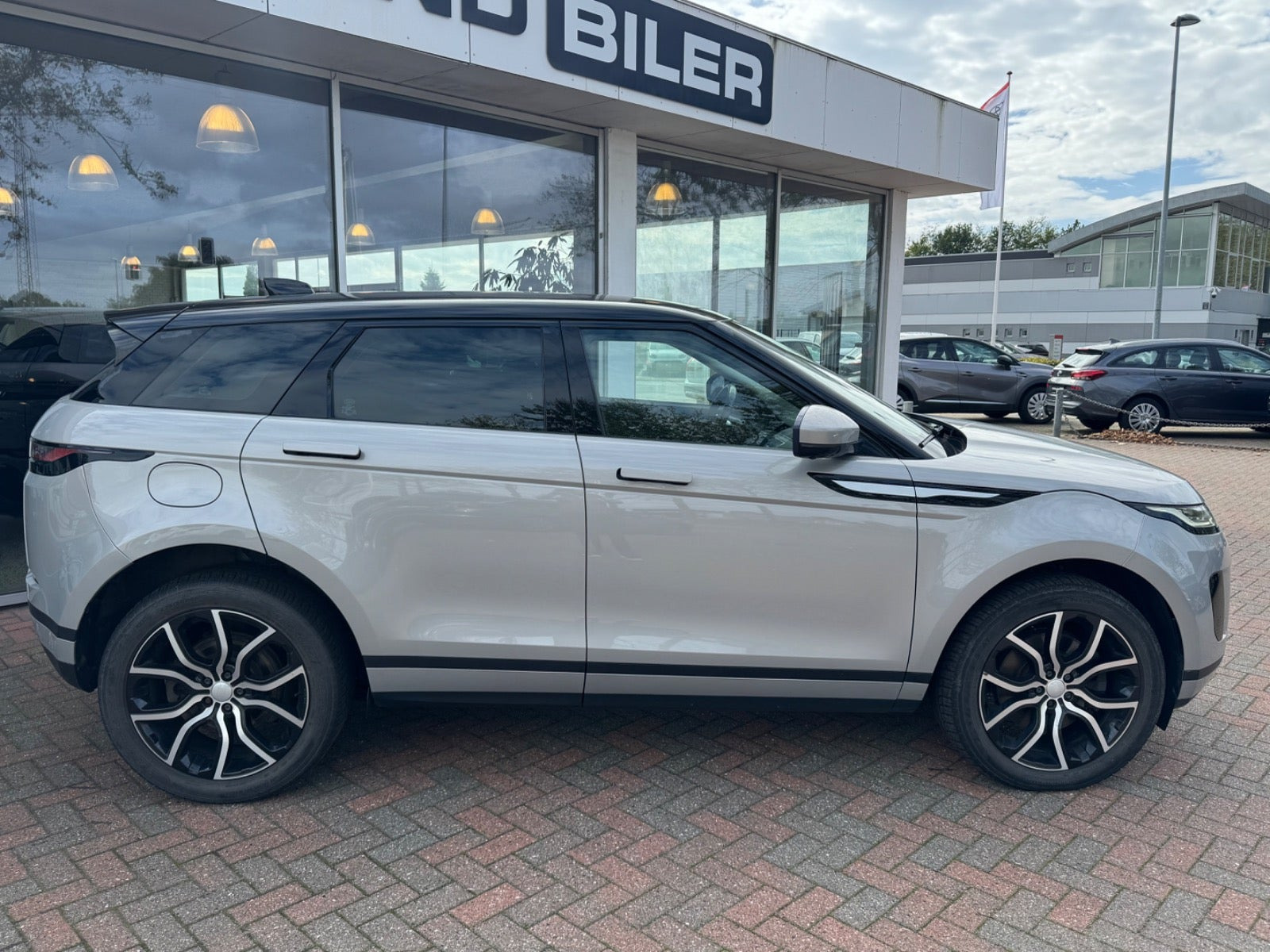 Grå Land Rover Range Rover evoque fra 2020