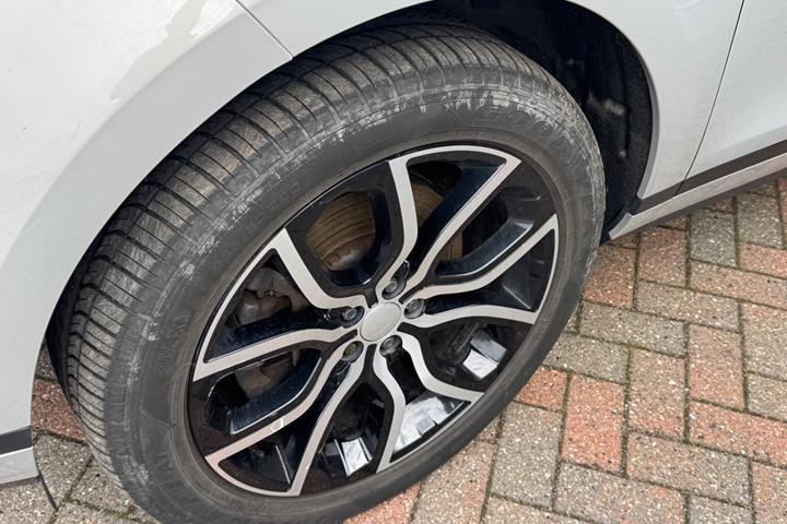 Grå Land Rover Range Rover evoque fra 2020